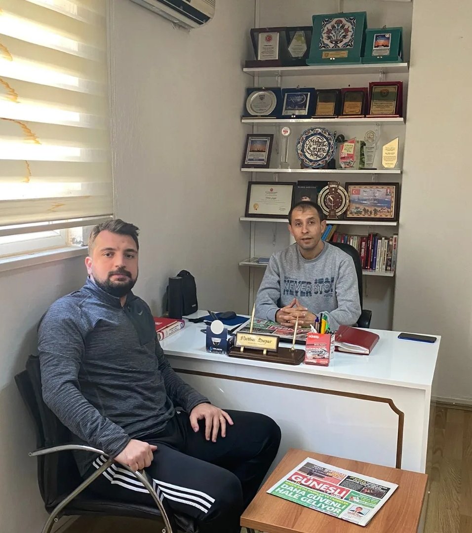 Bağcılar Güneşli Spor Kulübü Başkanı Sefa İpek gazetemizi ziyaret ederek 2023-2024 sezonu için özel hazırlanan formayı takdim etti. Nazik ziyareti için teşekkür ederim. Amatör spora desteğimiz devam edecek. <a href="/Sefapek17/">Sefa İpek</a> <a href="/bagguneslispor/">Bağcılar Güneşli Spor</a>