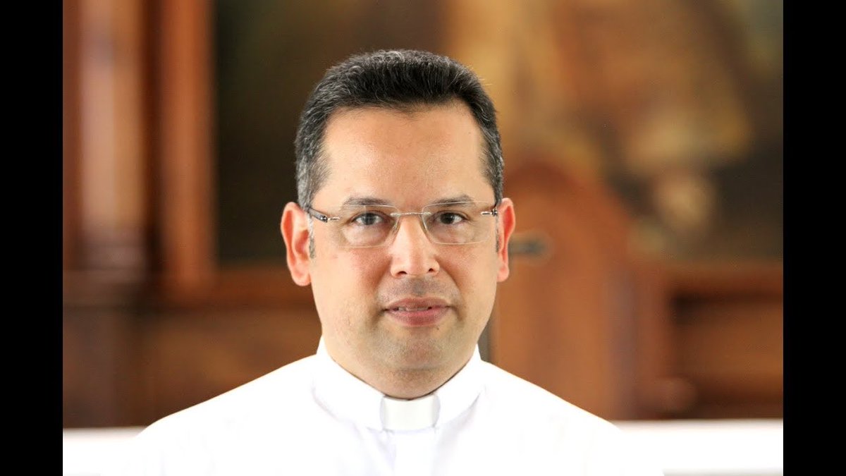 CafeconVozNi's tweet photo. El padre Raúl Zamora, párroco de la Iglesia de la Divina Misericordia, también fue secuestrado esta madrugada. Zamora salvó la vida de decenas de estudiantes en el salvaje ataque a la iglesia el 13 de julio de 2018. Las balas en la pared son y serán testimonio de la barbarie. https://t.co/Jrl8i6H2Dm