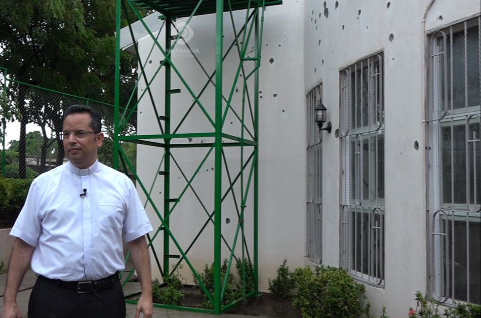 CafeconVozNi's tweet photo. El padre Raúl Zamora, párroco de la Iglesia de la Divina Misericordia, también fue secuestrado esta madrugada. Zamora salvó la vida de decenas de estudiantes en el salvaje ataque a la iglesia el 13 de julio de 2018. Las balas en la pared son y serán testimonio de la barbarie. https://t.co/Jrl8i6H2Dm