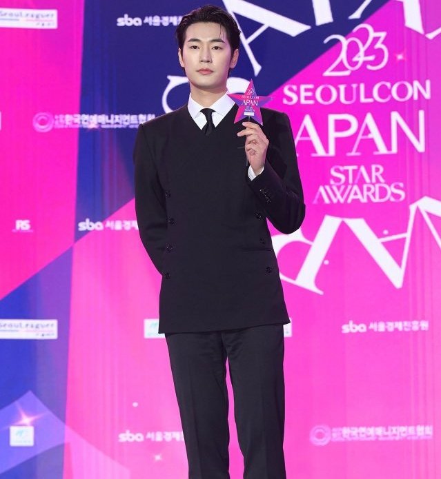 hubboyslove's tweet photo. 🚨 ELE! Park Seoham fez sua primeira aparição após dispensa do exército na premiação #2023ApanStarAwards, uma das mais importantes da Coreia! 🔥 https://t.co/3as29sSiod