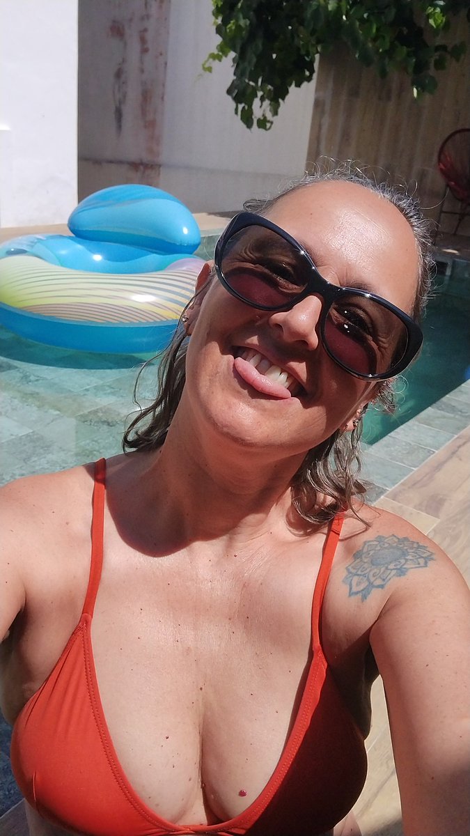 chefDriReboucas's tweet photo. Quem vê close, não imagina o corre! Aproveitando os 15 min. de sol... delícia! https://t.co/M3Bzj4utWT