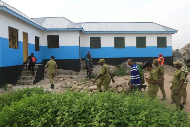 tanpol's tweet photo. AJITOLEA NYUMBA YAKE KUWA KITUO CHA POLISI

Mfanyabiashara  wa Kata ya Ilangala katika kisiwa cha Gana Wilaya ya Ukerewe Mkoa wa Mwanza Nyamitere Ugunya,  amejitolea nyumba yake aliyokuwa anaitumia na kuikabidhi kwa Jeshi la Polisi ili iwe Kituo cha Polisi kwa ajili ya kutoa https://t.co/t8K5xg9UIs