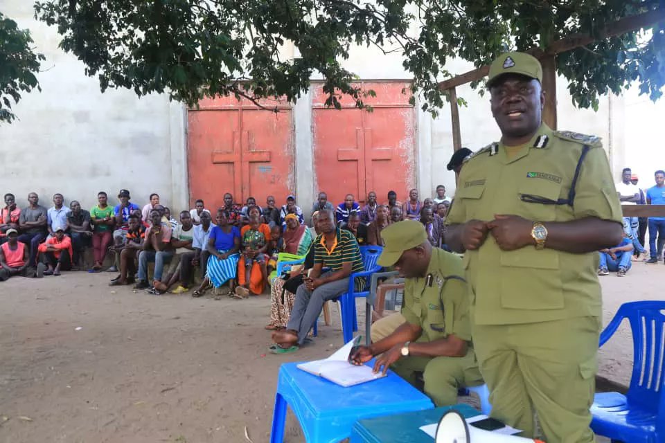 tanpol's tweet photo. AJITOLEA NYUMBA YAKE KUWA KITUO CHA POLISI

Mfanyabiashara  wa Kata ya Ilangala katika kisiwa cha Gana Wilaya ya Ukerewe Mkoa wa Mwanza Nyamitere Ugunya,  amejitolea nyumba yake aliyokuwa anaitumia na kuikabidhi kwa Jeshi la Polisi ili iwe Kituo cha Polisi kwa ajili ya kutoa https://t.co/t8K5xg9UIs