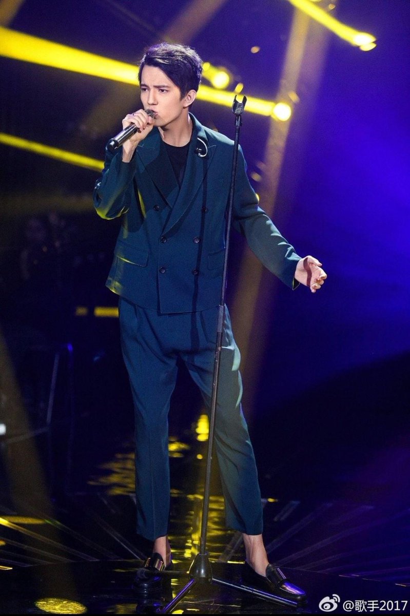 WorldDimash's tweet photo. 2017 ~ 2023 This green suit was sold at an auction for charity shortly after the performance went viral in early 2017. 6 years later Chinese Dears bought it back and gifted it to Dimash as a birthday gift. Dimash surprised dears by wearing the suit in Hong Kong at the concert 💛 https://t.co/fD1jrL7xq8