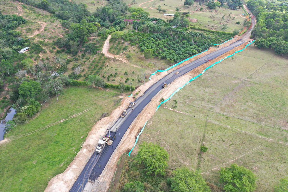 MAguilarHurtado's tweet photo. ¡#LeCumplimosASantander!

Avanza la construcción del Anillo Vial Externo Metropolitano y este anhelo de conectividad se materializa con el inicio de la pavimentación de 28 kilómetros, que descongestionarán el área metropolitana de Bucaramanga con este megaproyecto vial que tendrá tres intercambiadores y los conductores no pagarán peajes. 👏🏻
