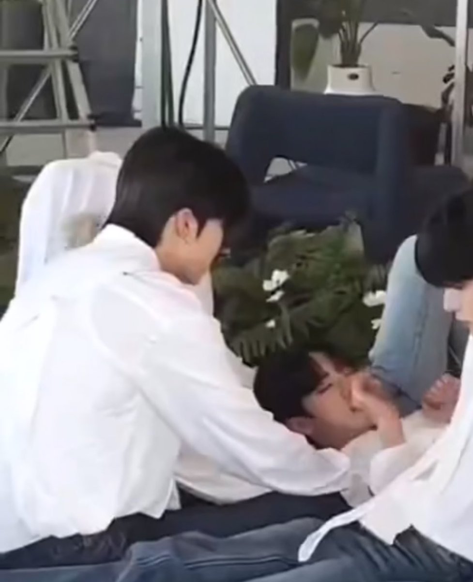 anieottto's tweet image. 잠깐만 시발 욱청 거누기 무릎에 누워있던 유딩이 떴다