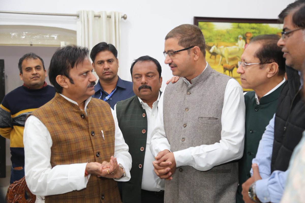 माननीय उप मुख्यमंत्री म.प्र.शासन श्री राजेन्द्र शुक्ल जी के जबलपुर प्रवास के दौरान मा.उपाध्यक्ष डॉ जितेंद्र जामदार जी द्वारा सौजन्य भेंट कर शुभकामनाएं दी गई।
<a href="/CMMadhyaPradesh/">Chief Minister, MP</a> 
<a href="/vibhashupadhyay/">vibhash upadhyaya</a> 
<a href="/jitendrajamdar/">Dr. Jitendra Jamdar</a> 
<a href="/NaiduRajagopal/">rajagopal naidu</a> 
<a href="/Dr_DKPandey/">Dr. Dherendra Kumar Pandey</a>