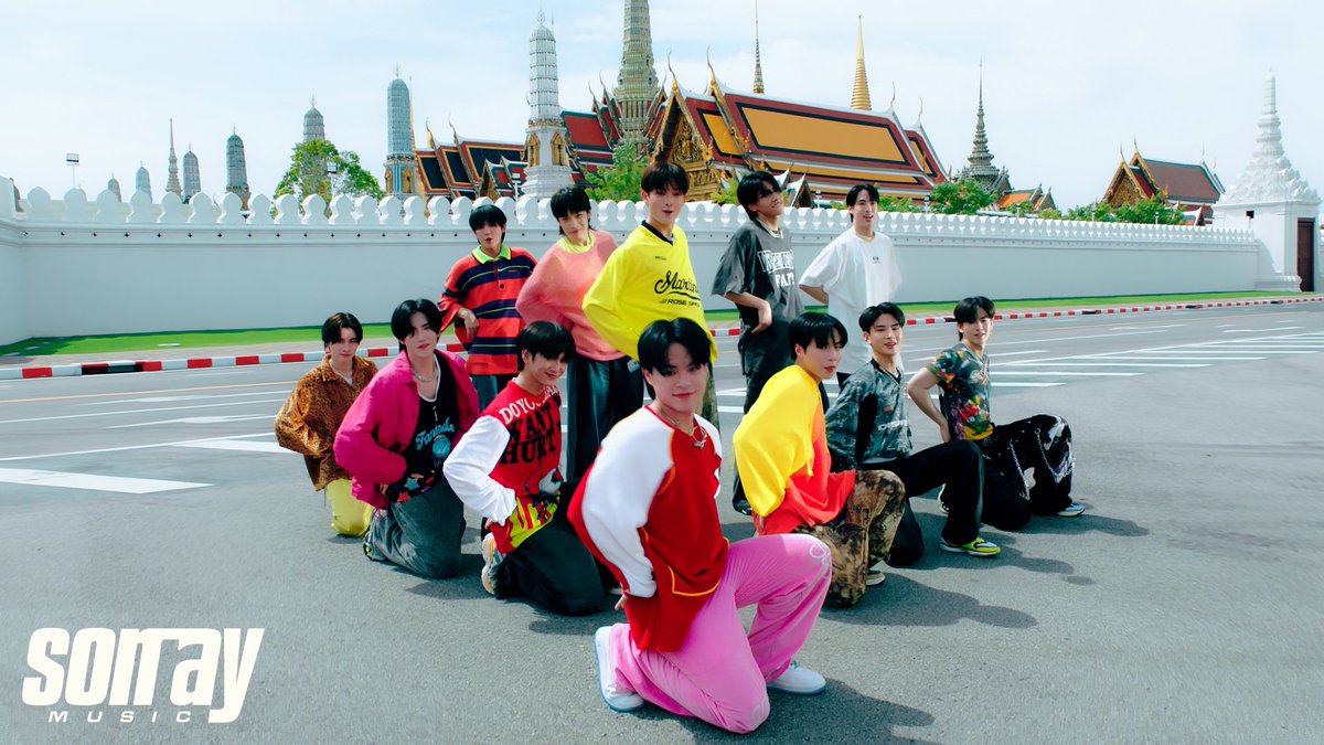 BEUSLVofBUSIS12's tweet photo. ซันเรย์คอนเทนต์แบบฉํ่ามาก นี่แค่เพลงเดบิวต์เพลง���ดียวทำออกมาหลายเวอร์ชั่นมาก เซอร์ไพรส์สุดๆที่มีทุกเวอร์ชั่นของทุกชุดใน MV ขอชื่นชมเลย เล่นใหญ่ จัดเต็มมาก 🤩👍🏻✨
#BUSbecauseofyouishine
#BUSPerformance_WatPhraKaew
#BUSPerformance_NIGHTGARDEN
#BUSPerformance
#BUS_BLURRYver
#TPOP https://t.co/CacLHjgQLU
