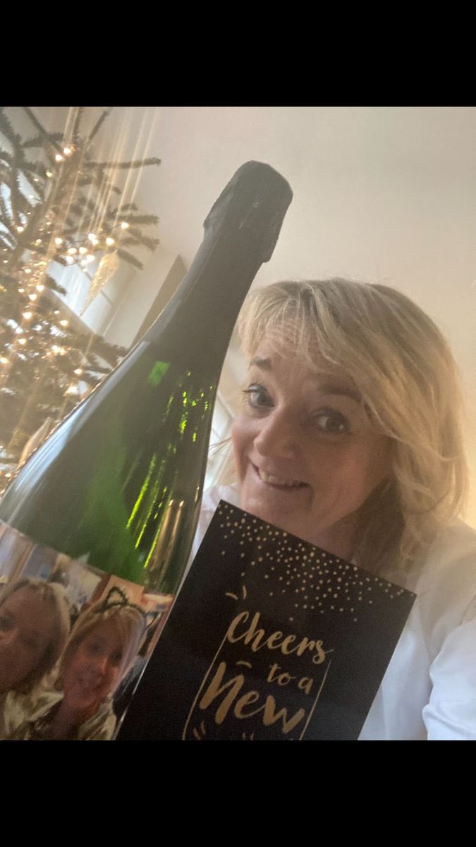 RZWRZ's tweet photo. Terugkijkend op het jaar een mooi resultaat neergezet samen met mijn Teamleider Mirelle voor Projectmanagement binnen het OM. Een verdubbeling van het team PMT met een nieuwe dienstverlening: Implementatiemanagement. Proost🥂!Voor nu een fijne jaarwisseling en een gezond 2024 ☘️! https://t.co/c7qr2x0Ejh