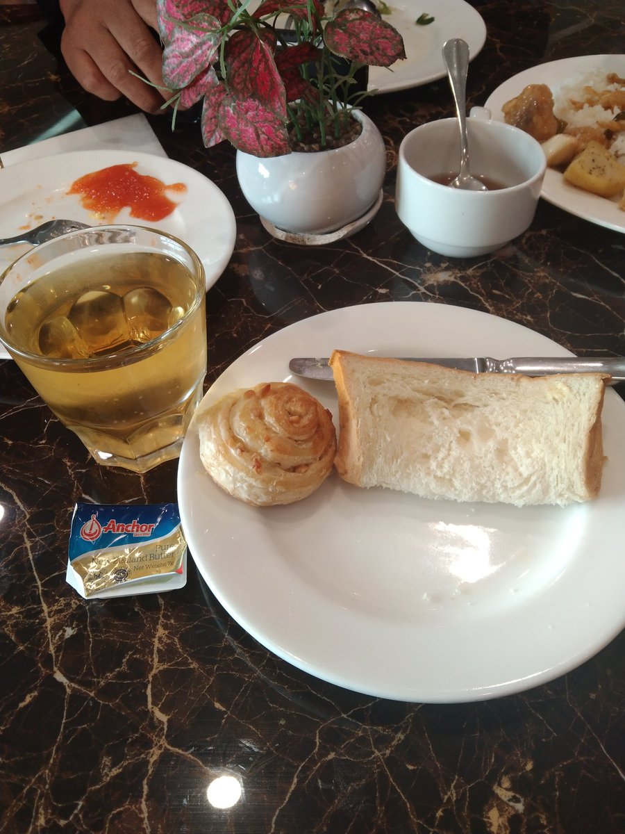 movemuf's tweet photo. @FOODFESS2 Meskipun pengen breakfast ala2 pake roti, ujung2nya juga tetep ambil nasi 😌 https://t.co/B88JPyJN0g