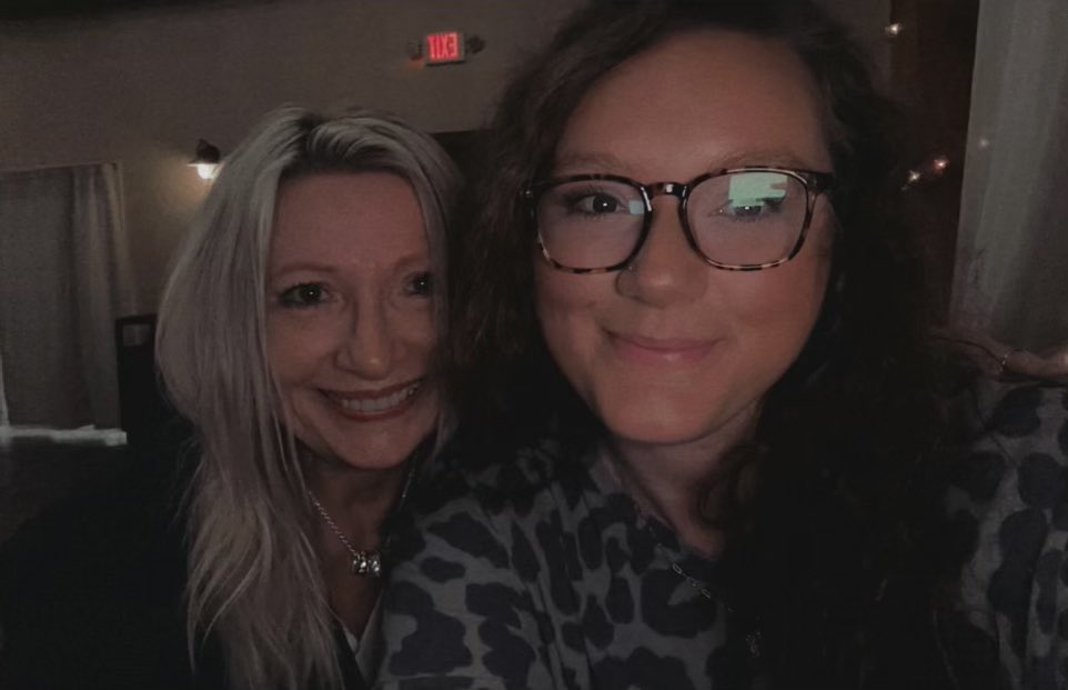 KHiggins_PI's tweet photo. Auntie/Niece time! Caleb Dillard’s fans sure do love him. 💜🎶👏🎸🎵 #calebdillardmusic #chesterva #countrymusic #bluegrassmusic #folkmusic @ChesterfieldVa @AshtonCreekVine https://t.co/Ui8cZbYswM