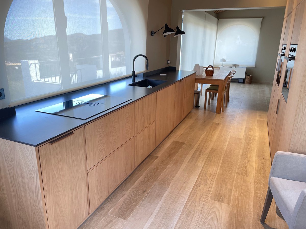 inkococinas's tweet photo. Acabado madera natural para una cocina impertérrita a tendencias. Doble línea de mobiliario para conseguir un espacio cómodo que se abre al salón y comedor, y es el centro del hogar.
#Inkococinas #INKOCOCINAS #cocinaamedida #cocinaconestilo #openconceptcocina #cocinaysalon https://t.co/TVAjuKzv2J