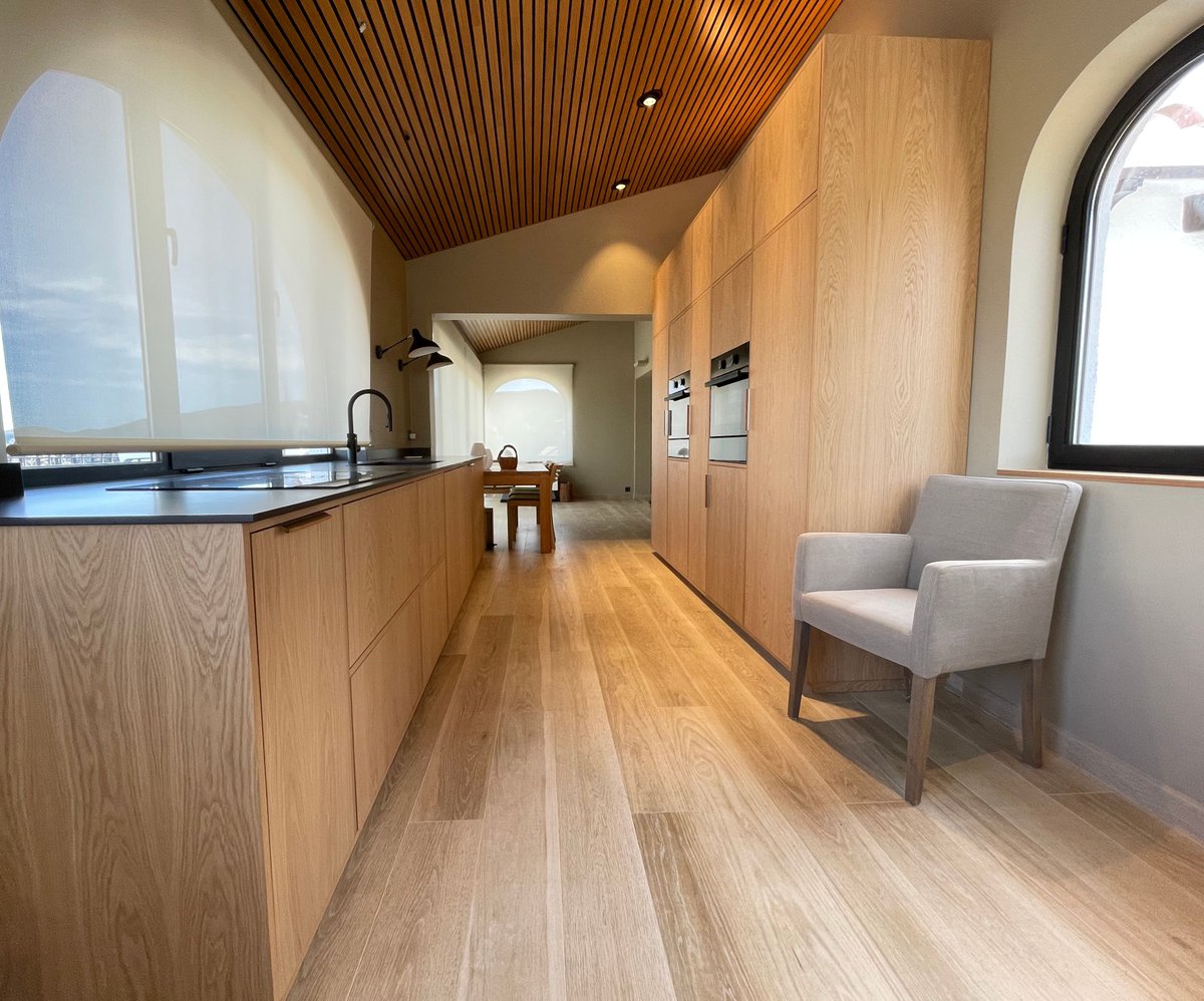 inkococinas's tweet photo. Acabado madera natural para una cocina impertérrita a tendencias. Doble línea de mobiliario para conseguir un espacio cómodo que se abre al salón y comedor, y es el centro del hogar.
#Inkococinas #INKOCOCINAS #cocinaamedida #cocinaconestilo #openconceptcocina #cocinaysalon https://t.co/TVAjuKzv2J