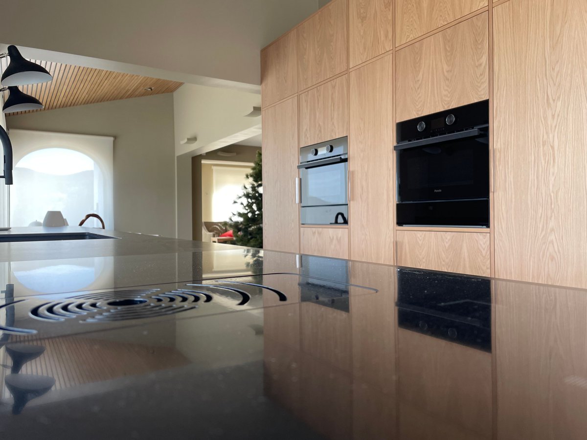 inkococinas's tweet photo. Acabado madera natural para una cocina impertérrita a tendencias. Doble línea de mobiliario para conseguir un espacio cómodo que se abre al salón y comedor, y es el centro del hogar.
#Inkococinas #INKOCOCINAS #cocinaamedida #cocinaconestilo #openconceptcocina #cocinaysalon https://t.co/TVAjuKzv2J