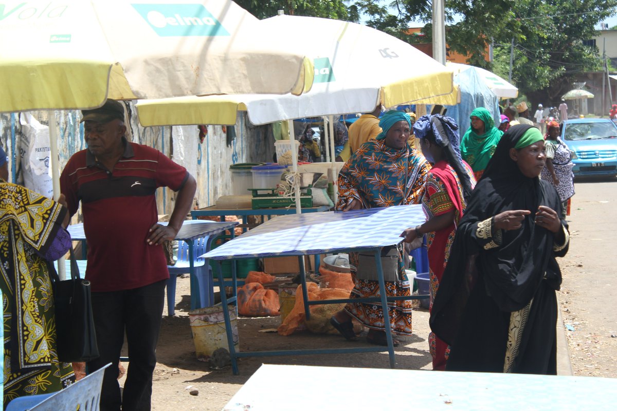 OngFADESIM's tweet photo. Dans le cadre du projet " Réduction des maladies non transmissibles par une bonne sécurité alimentaire", l'équipe de la FADESIM a procédé à la remise et a la fixation des tables et des chaises au bénéfice des vendeurs du marché de Fomboni. L'activité s'est déroulée avec succès. https://t.co/xiGCoy4eKZ