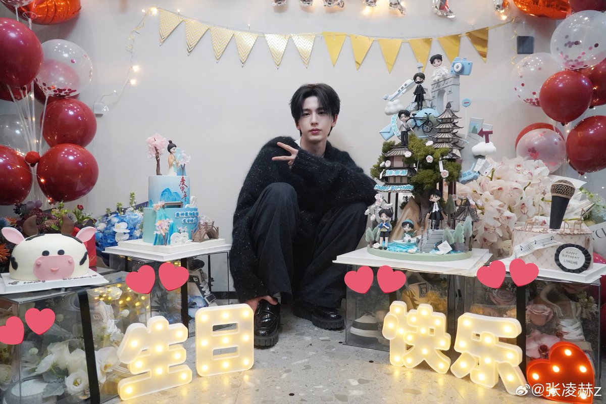 Tom Ford, Roger Vivier, DAZZLE, Gentle Monster sends 💐 for #zhanglinghe, while MLB gave him 4 pair of shoes + 1 🎂 

he's loved by these brands. may the cooperation will last for a long time😉

#HappyZhangLingheDay #ZhangLinghe26thBirthday