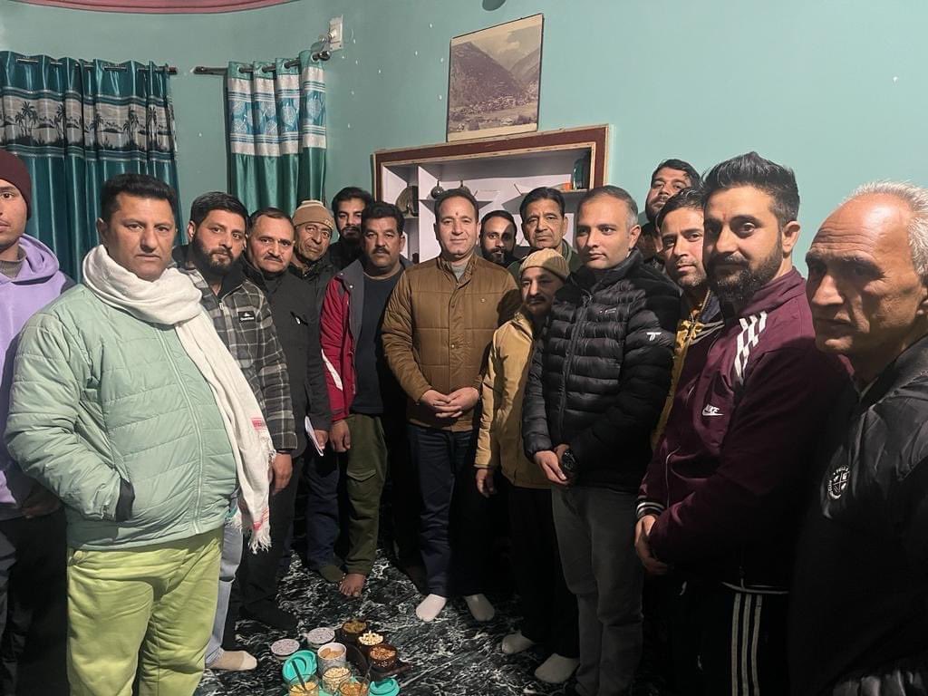 Sunil_SharmaBJP's tweet photo. Meeting in the village of #Tund(#Kishtwar) . Discussed different schemes especially PM Vishwakarma Scheme which is designed to fortify local economies, bridging the gap between traditional craftsmanship and modern market demands by offering artisans improved access to resources. https://t.co/08OfFWZoo6