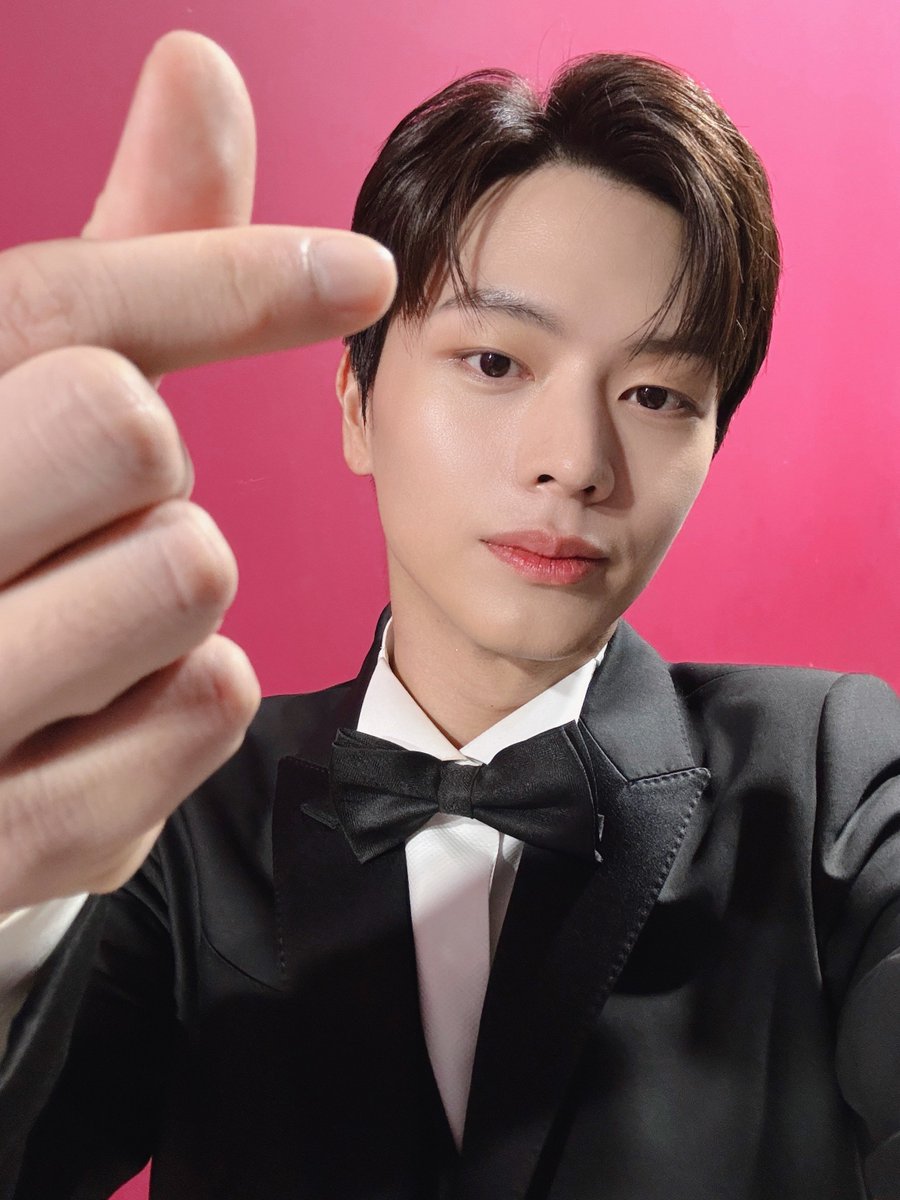 [📸] #YOOKs_moment
오랜만에 찾아 온 수트 뎨뎨 🦊 어떠셨나요?  
연말 행복하게 마무리 하실 수 있게 선물 전해드립니다🫰🏻

#육성재 #YOOKSUNGJAE