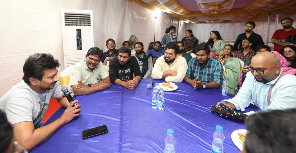 Udhaystalin's tweet photo. சென்னை, காஞ்சிபுரம், திருவள்ளூர், செங்கல்பட்டு மாவட்டங்களில் டிசம்பர் முதல் வாரத்தில் பெய்த கனமழை, பல்வேறு இடங்களில் வெள்ள பாதிப்புகளை ஏற்படுத்தியது. 

அத்தகையப் பேரிடர் நேரத்தில், மக்களை காக்க அரசுடன் கைகோர்த்து களத்தில் இறங்கி மீட்பு - நிவாரணப் பணிகளை மேற்கொண்ட தன்னார்வலர்களை இன்று நேரில் சந்தித்து பாராட்டினோம். 

தங்களின் உயிரைப் பணயம் வைத்து வெள்ள நிவாரணப் பணிகளை செய்த போது, களத்தில் அவர்கள் பெற்ற அனுபவங்களை நம்மோடு பகிர்ந்து கொண்டனர். அவர்களுக்கு என் வாழ்த்துகள்.

தன்னார்வலர்களின் நற்பணிகள் தொடரட்டும்! மனிதநேயம் தழைக்கட்டும்!
#CycloneMichaung