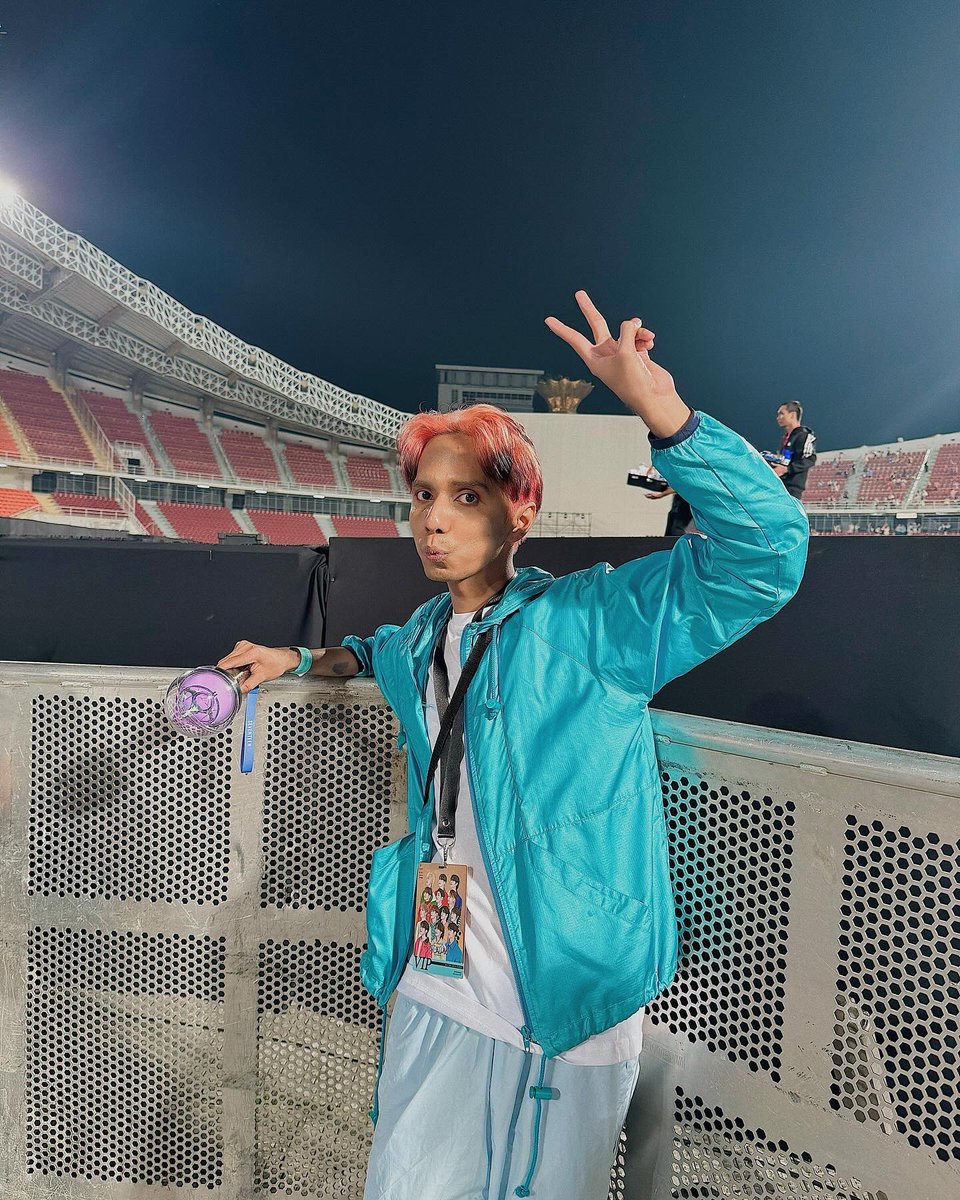 AzlanSasarai's tweet photo. Thanks for making 2023 to one of the best year I’ve ever had in my entire life! SEVENTEEN RIGHT HERE! 💎✌🏻 #Follow_In_BKK #SVTinBKK https://t.co/5j4ycUJzir