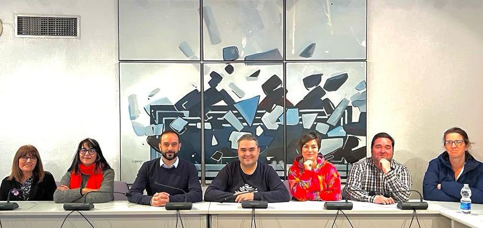 Este es el grupo municipal socialista de #Valdemoro para la presente legislatura /❤️

De izquierda a derecha: <a href="/AliciaLP58/">Alicia López Polo</a>, Lupe Amor, <a href="/vlopezroncero/">Vicente López-Peláez Roncero</a> portavoz, <a href="/joseluispuebla5/">JOSELU</a>, <a href="/TrigueroNuria/">Nuria</a>, <a href="/DaRevenga/">David Revenga Cubero 🇪🇸</a> y <a href="/Emmacanelas1/">Emma canela s</a>. 

#TrabajandoPorValdemoro 🌹