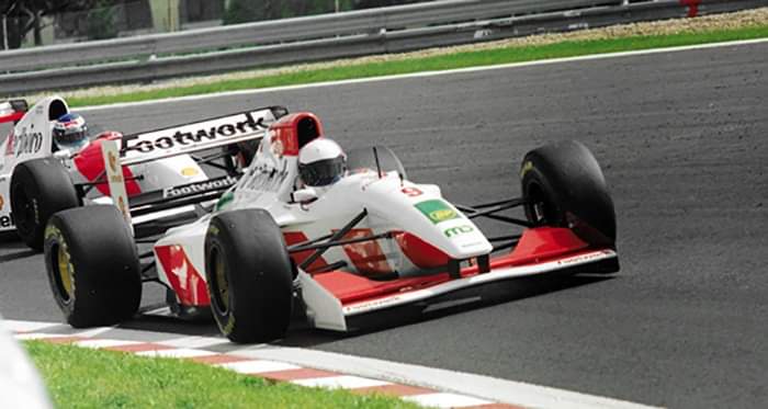 #F1 Sobre Gil de Ferran na F1: eis seu teste com a Footwork no Estoril, em 1993. Na foto, à frente de um certo Mika Hakkinen, com McLaren. Bateu a cabeça na porta de um caminhão antes de entrar no cockpit. Treinou com dor. Foi um dia perdido. A F1 não sorriu pra ele. Azar da F1.