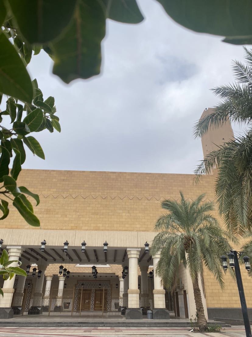 #حائل 

         توكل دايم على الله 
يملآ لك الدنيا سعادة وتوفيـق
واللي يردد دايم، أستـــغفر الله
تلقاه مايدري عن الهم والضيق.