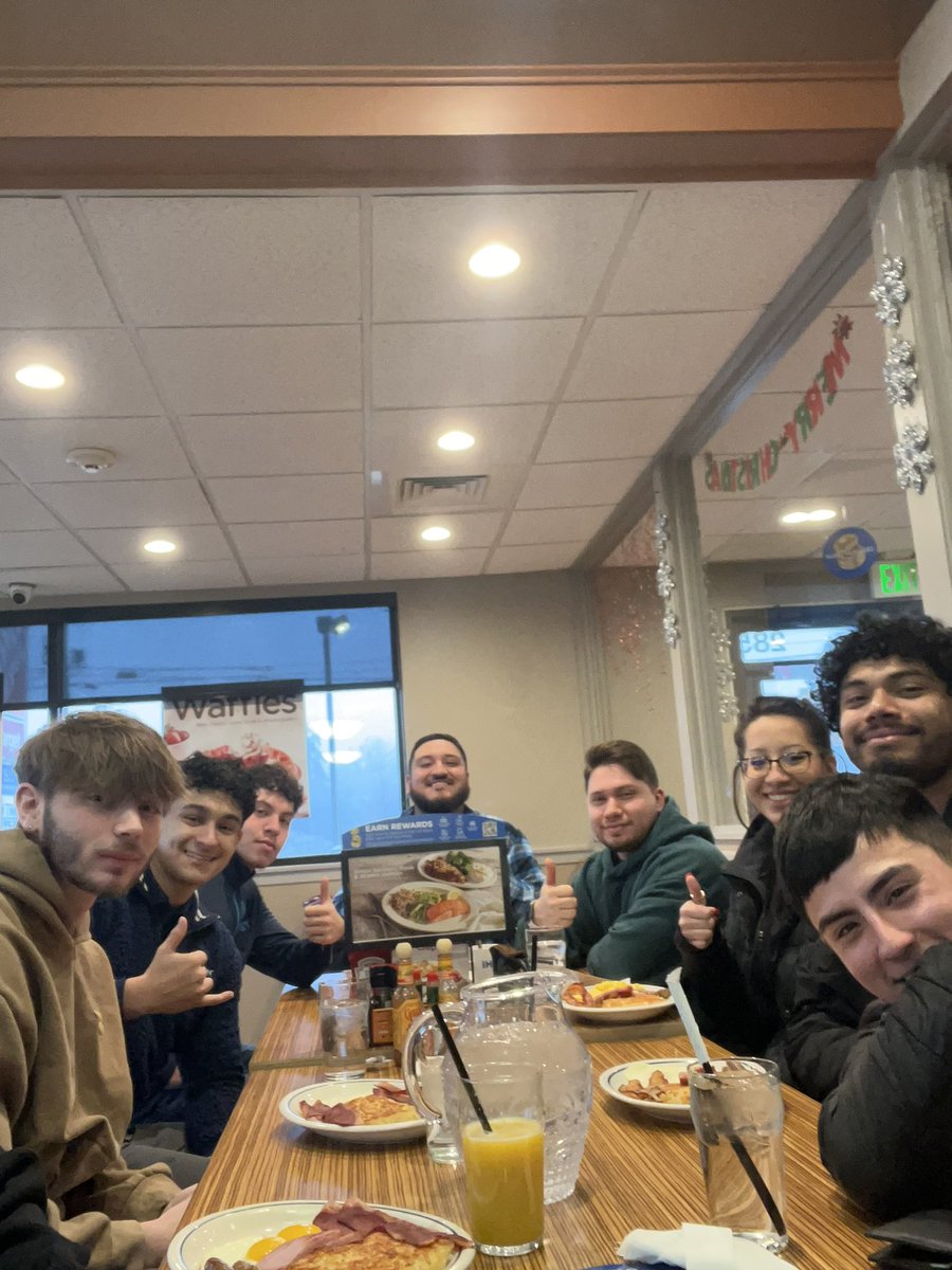 End of year refresher for the Oswego team. Reviewing the keys to success for next year. #Leadingnotchasing #Yearoftheexpert #Oswego #TeamUndisputed <a href="/Bchavez3167/">Brandon Chavez</a> @alBARETOE718 <a href="/shawnglinski/">Shawn Glinski</a> @BrianWest_GLM