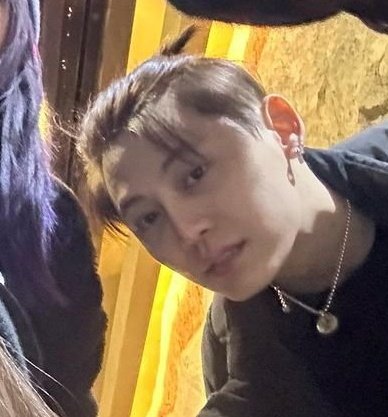 AmyAqua8's tweet photo. Hia Win??!! 😳😳😳
I literally take a second look at this pic to see clearly if he tied up his hair like Win and he did!! How i miss this hairstyle on him!! 😭😭😭
#bb0un https://t.co/f1fvJkC4hf