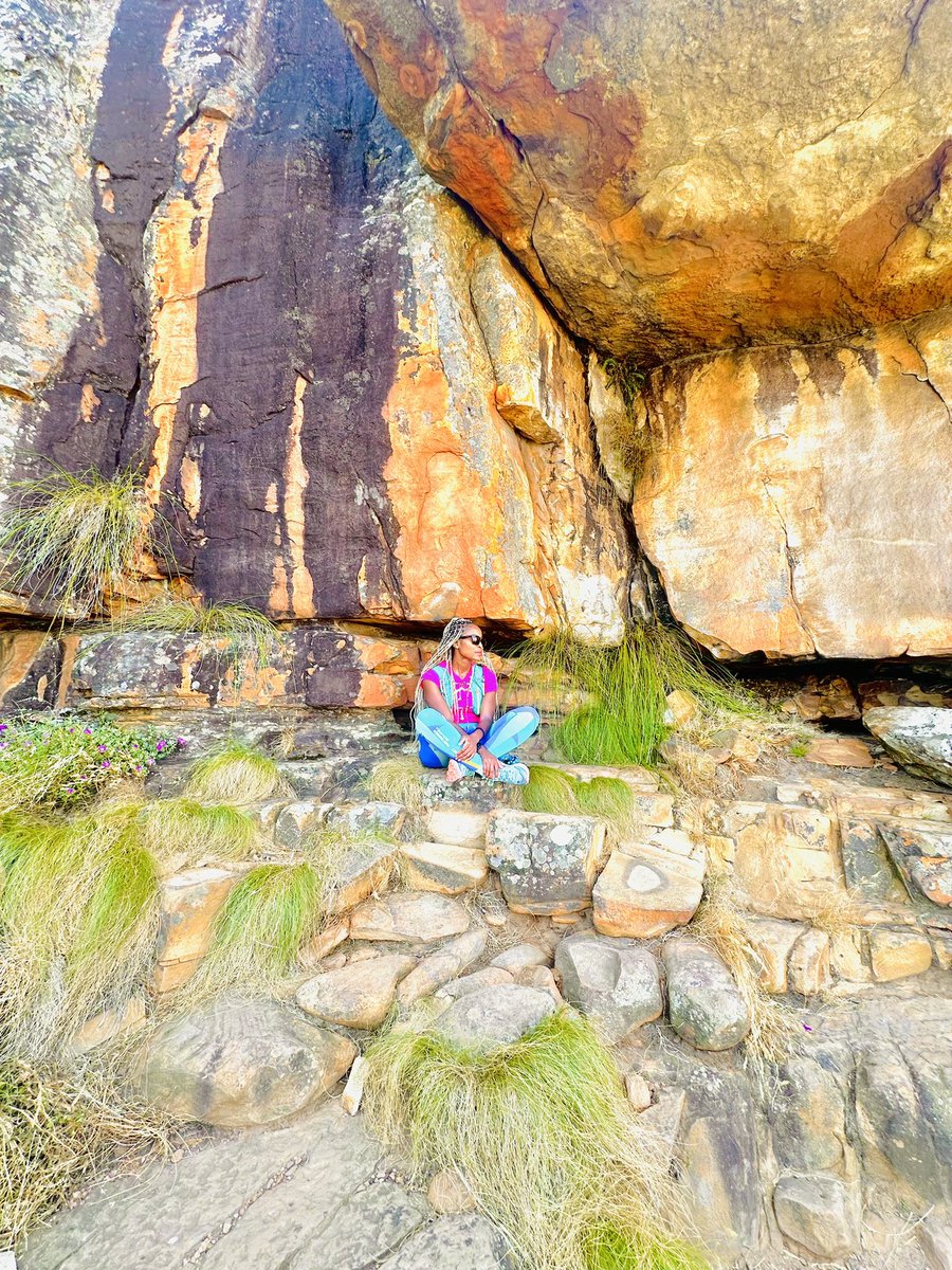 CarolinePule's tweet photo. One with #MotherNature Happiness and calmness in one word! #FreeSpirits🧘♀️🧘♀️🌊⛰️🌈🌻💛💙 For the love of outdoor adventures and mountains! ❤️🙏😇✨
#AdvancedHiker #CapeTown #Lionshead #HikeWithCP #blessed https://t.co/0vNczSHSzK