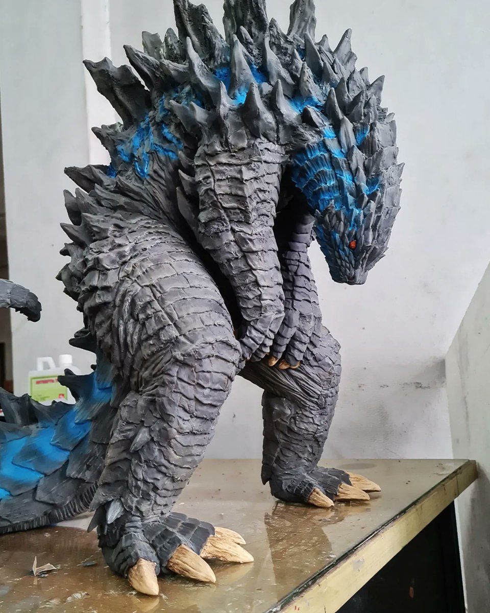 hitodamastudio's tweet photo. Doneee
Lizard godzilla comission sculpt
Around 50cm from ground to tip of the dorsal
Do you want me to make a 50cm nightmare gamera??
#kaijucollector #toydesign #godzillastatue #godzillacollection
#Godzilla #Kaiju #kaijutoy #GodzillaXKongTheNewEmpire #Statue https://t.co/pAYyqYH1Wj