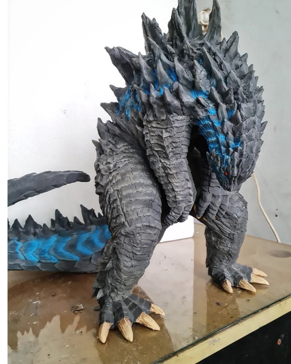 hitodamastudio's tweet photo. Doneee
Lizard godzilla comission sculpt
Around 50cm from ground to tip of the dorsal
Do you want me to make a 50cm nightmare gamera??
#kaijucollector #toydesign #godzillastatue #godzillacollection
#Godzilla #Kaiju #kaijutoy #GodzillaXKongTheNewEmpire #Statue https://t.co/pAYyqYH1Wj
