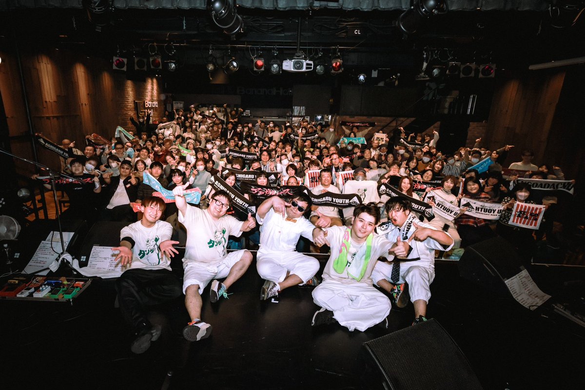 ashigaruyouth's tweet photo. 会場には自分達のファンの人達だけでなく、家族や友達、沢山のミュージシャン仲間や先輩、後輩、そしてそのアーティストのファンの人達も足を運んでくれました。ケンゴとそのファンの人達もそう。

絶対に自分達だけでこの景色をつくる事は出来なかった。本当に有り難うございました！

アシガルユース https://t.co/LzFdCF67oD