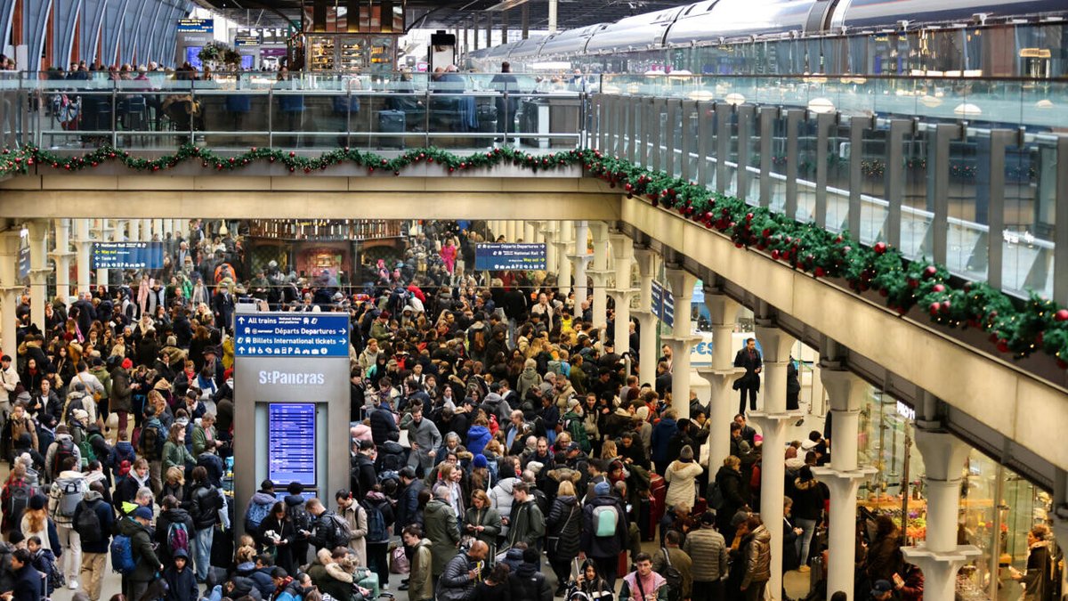 Hundreds stranded in London as Eurostar cancels all trains due to flooded tunnels ➡️ go.france24.com/Hv6