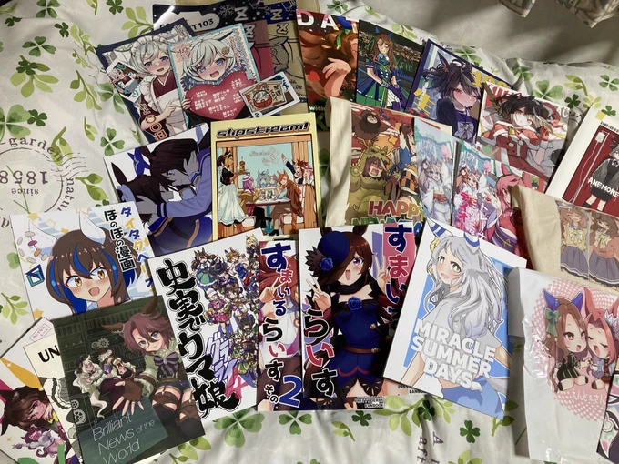 戦利品整然のコーナーのお時間です! 壮観…!ほかにも数えきれないくらいの差し入れ、お菓子、グッズ他諸々頂いてしまって感謝の言葉もありません…! じっくり読んでいくぞーー!