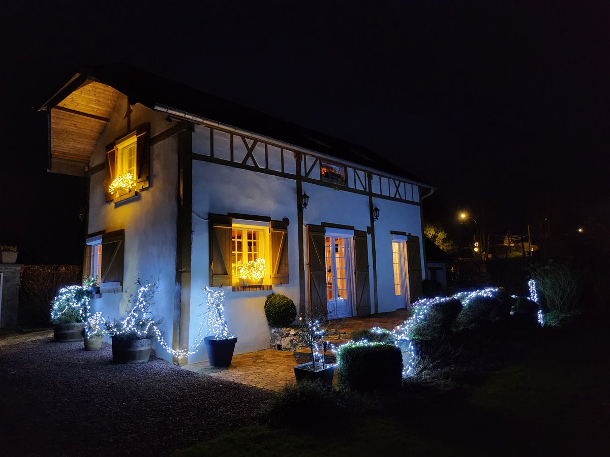 En cette période où la nuit s'installe plus tôt, le <a href="/solenopole/">contact@solenopole.org</a> devient un théâtre de rêves étoilés, un endroit où la féerie prend vie et où chaque coin, chaque recoin, révèle un peu plus de son mystère à la lueur des illuminations... Bonne fin d'année !
#night #lights #garden