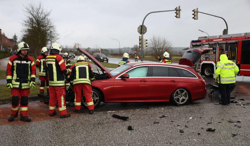 Ampelausfall bei Hamburg sorgt für schweren Crash – mehrere Verletzte bit.ly/3NM6Tnd