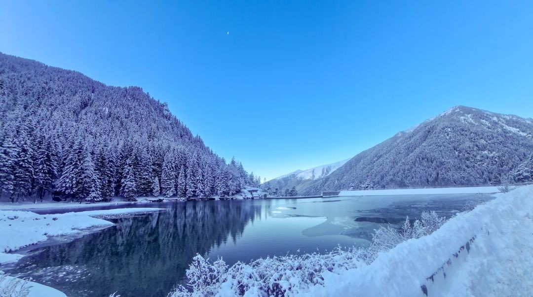 VisitCotedazur's tweet photo. Un paysage tout droit sorti d'un conte de fées...🤍
📍Lac Du #Boreon @puremontagne
📸 sisiii_p (IG)
#CotedAzurFrance @AlpesMaritimes #MagnifiqueFrance @Explore_FR #ExploreFrance https://t.co/PXn1rlCsiz
