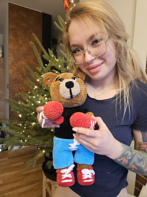 Może i nadaje się tylko do pokazywania dupy, ale na robotkach ręcznych też się znam😅 3 tygodnie pracy<a href="/tag/cloutmma"class="tags"><span>#cloutmma</span></a>