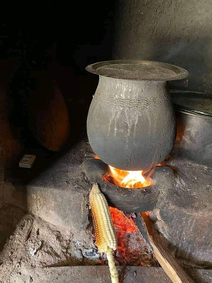 Shibu_patrick's tweet photo. Old is gold, who else agrees with me that the food that was cooked like this was indeed sweet

Breaking News #Kairo https://t.co/W4cTrYeayY