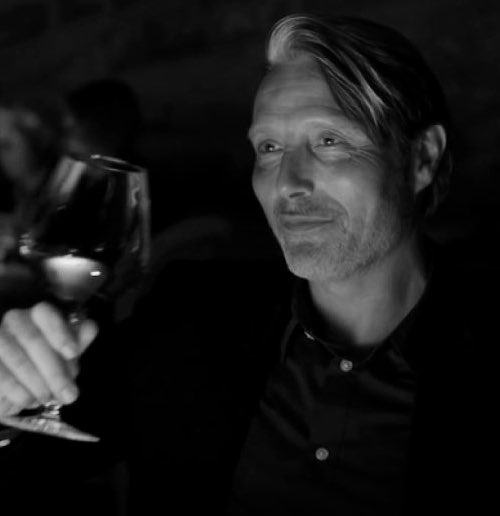 lovemadsandmads's tweet photo. #DNHM duncan / nigel / hannibal / martin
: แอลกอฮอล์ การมอมเหล้าผู้อื่น สารเสพติด
เอยูอะไรไม่รู้แต่ผมแต่งให้เจอกัน
วันคริสต์มาส
———
ปรกติแล้วฮันนิบาลจะไม่ชื่นชมอะไรแบบนี้นักหรอก หากเป็นไปได้เขานึกอยากจะฉลองกับวิลมากกว่า บางทีอาจจะวิสกี้ หรือไวน์ อะไรก็ได้ขอแค่เขาได้อยู่กับวิล https://t.co/vlu8atZMJq