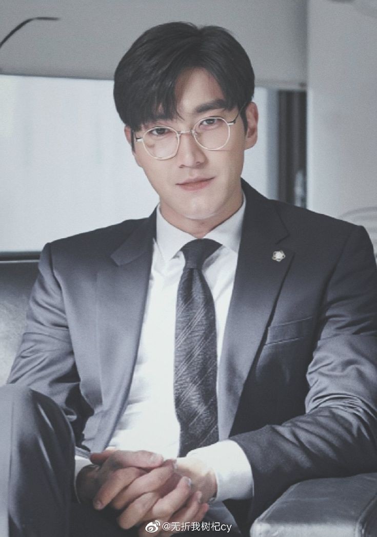 Con lentes es hermoso 
#siwon