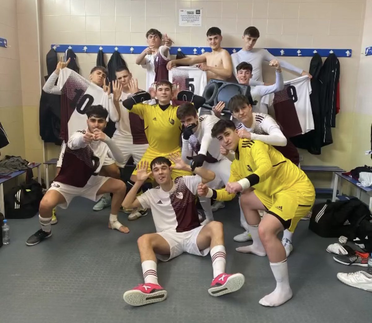 balafuente's tweet photo. Vamooooos!!!
Enhorabuenaaaa!!!
#pasionporelsala #futbolsala #sub19 #campeonatodeespaña #ffclm https://t.co/G1ehN4G6Vp