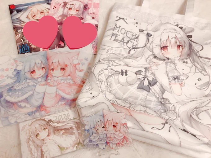 冬コミ頒布物の実物写真です! どれもとてもいい感じにできました✨ もふもふグッズがクッションとブランケットのふたつもあり冬らしさがあります☃  サークル:MochiPeach  スペース:2日目 東1ホール【H36ab】 よろしくお願いします!#C103