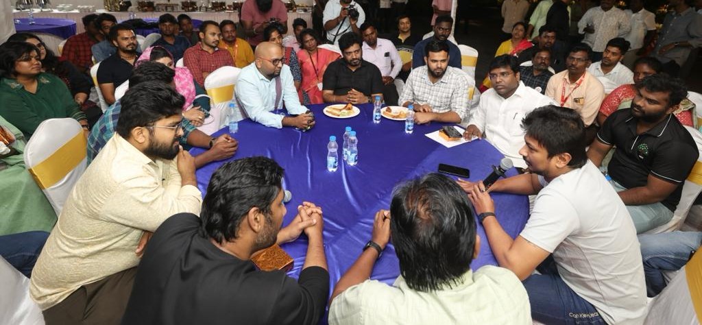 Udhaystalin's tweet photo. சென்னை, காஞ்சிபுரம், திருவள்ளூர், செங்கல்பட்டு மாவட்டங்களில் டிசம்பர் முதல் வாரத்தில் பெய்த கனமழை, பல்வேறு இடங்களில் வெள்ள பாதிப்புகளை ஏற்படுத்தியது. 

அத்தகையப் பேரிடர் நேரத்தில், மக்களை காக்க அரசுடன் கைகோர்த்து களத்தில் இறங்கி மீட்பு - நிவாரணப் பணிகளை மேற்கொண்ட தன்னார்வலர்களை இன்று நேரில் சந்தித்து பாராட்டினோம். 

தங்களின் உயிரைப் பணயம் வைத்து வெள்ள நிவாரணப் பணிகளை செய்த போது, களத்தில் அவர்கள் பெற்ற அனுபவங்களை நம்மோடு பகிர்ந்து கொண்டனர். அவர்களுக்கு என் வாழ்த்துகள்.

தன்னார்வலர்களின் நற்பணிகள் தொடரட்டும்! மனிதநேயம் தழைக்கட்டும்!
#CycloneMichaung