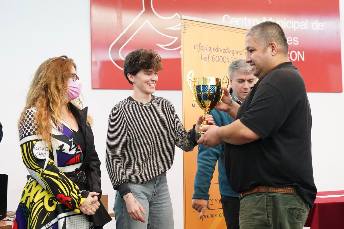 Hoy he acompañado al <a href="/AjedrezDiagonal/">Club Ajedrez Diagonal Alcorcón</a> junto con mi compañera @Raquel_GanarAlc en su “2° Open Internacional de Navidad” y hemos entregado unos premios muy especiales. Enhorabuena a todxs y a por el siguiente! ♟️