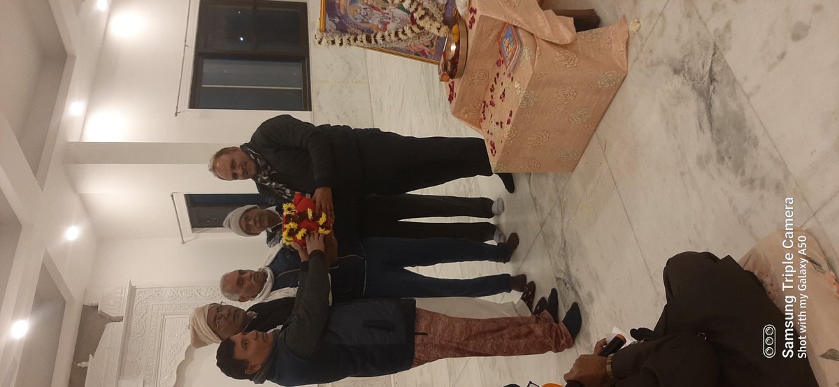 rajeshkumarraw3's tweet image. भगवान श्री राम जी की अयोध्या नगरी से अक्षत प्राप्त किया पंचशील कॉलोनी वासियों ने पुष्प वर्षा करके स्वागत किया और अक्षत को मंदिर में पूजा अर्चना के लिए स्थापित किया