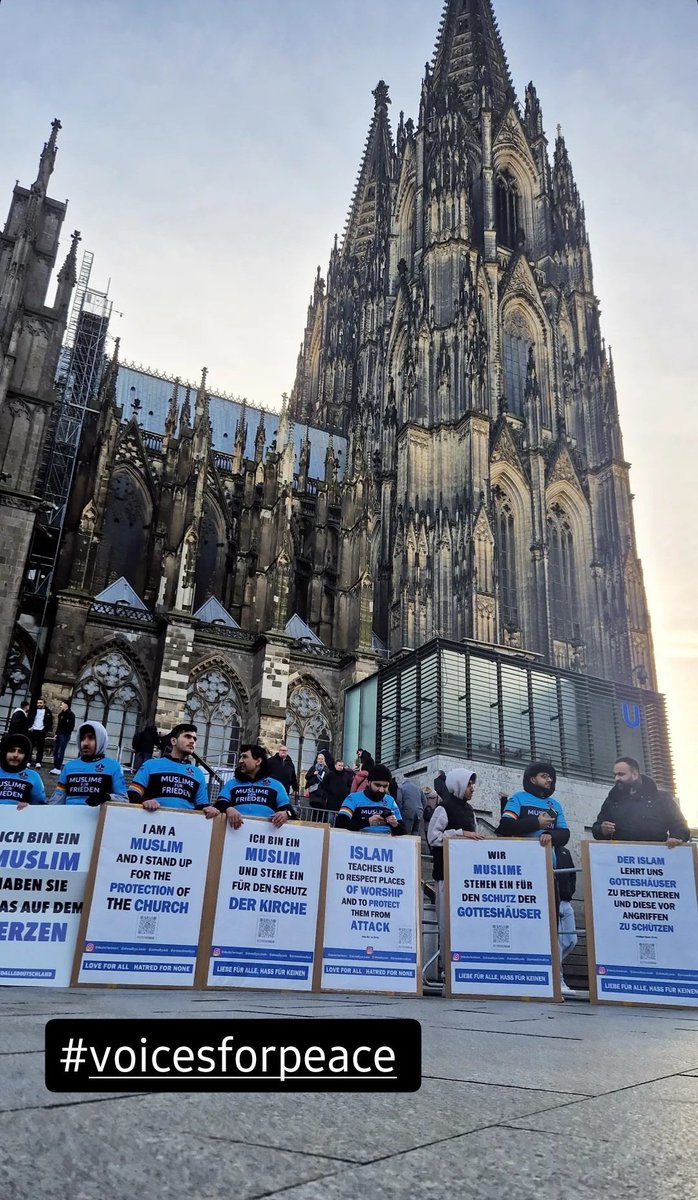 Muslime setzen vor dem Kölner Dom ein starkes Zeichen: „Ich bin ein Muslim und stehe ein für den Schutz der Kirche“ Wieso ist dieses wunderbare und so wichtige Zeichen nicht in aller Munde?