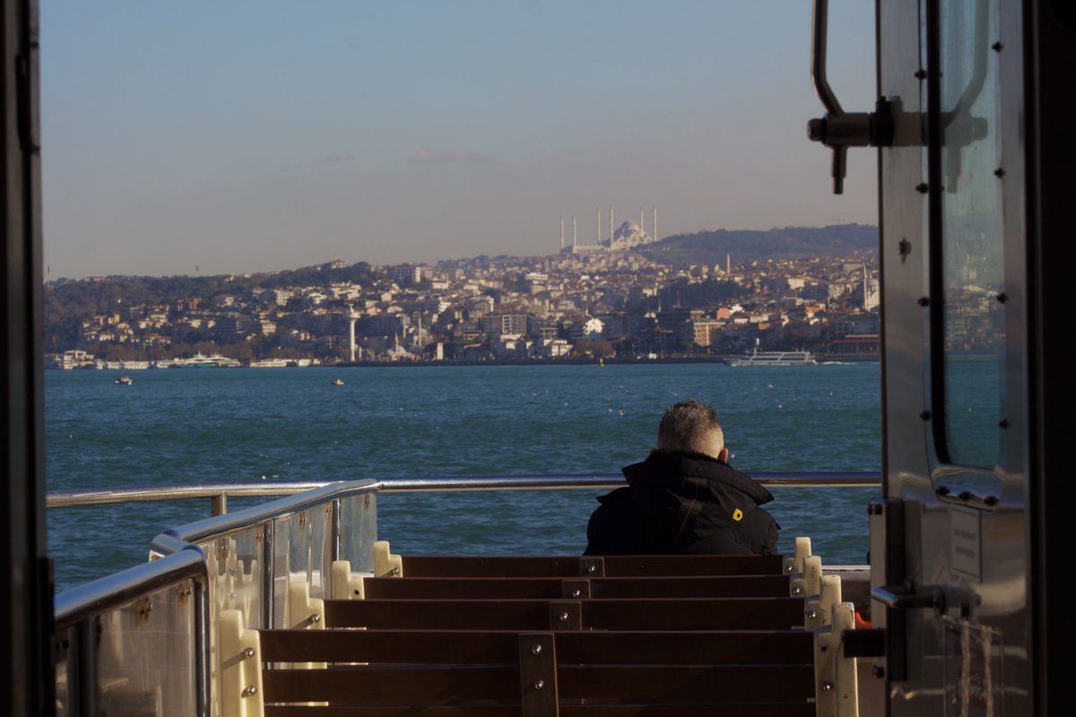 ”hayatta ve fotoğrafta en iyi pozu yalnızlar verir.” | Zeki Demirkubuz 📷 istanbul, aralık 2023