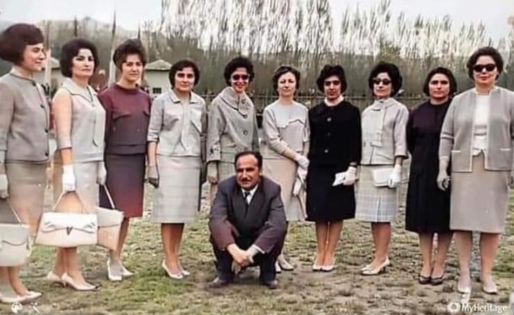 1960’lı yılların öğretmenlerine bakar mısınız? Ne kadar zarif ve modernler…